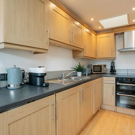 Starhost Residences - Central 3 Bed Apartment At Regents Court, Newbury นิวเบอรี ภายนอก รูปภาพ