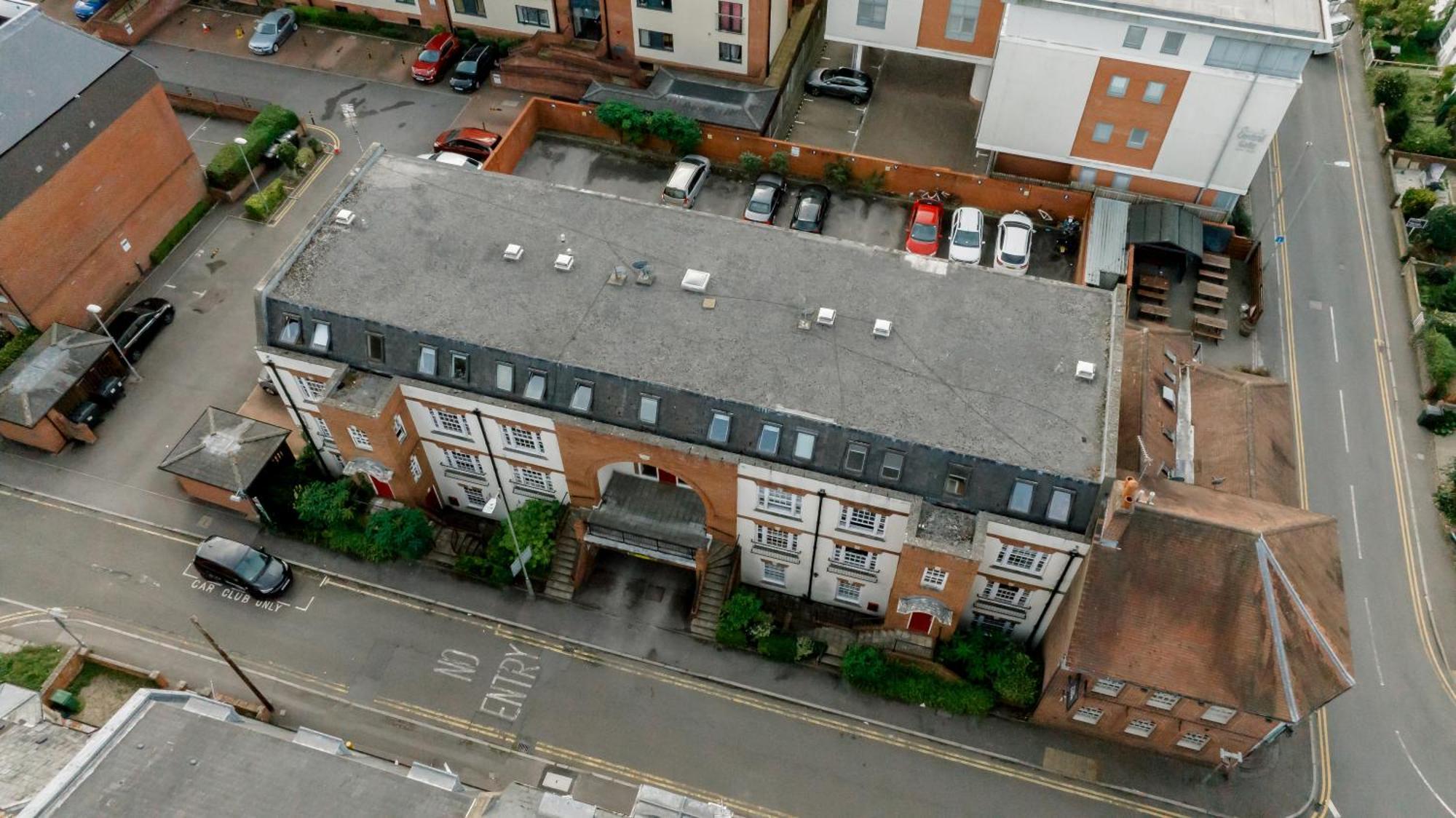Starhost Residences - Central 3 Bed Apartment At Regents Court, Newbury นิวเบอรี ภายนอก รูปภาพ