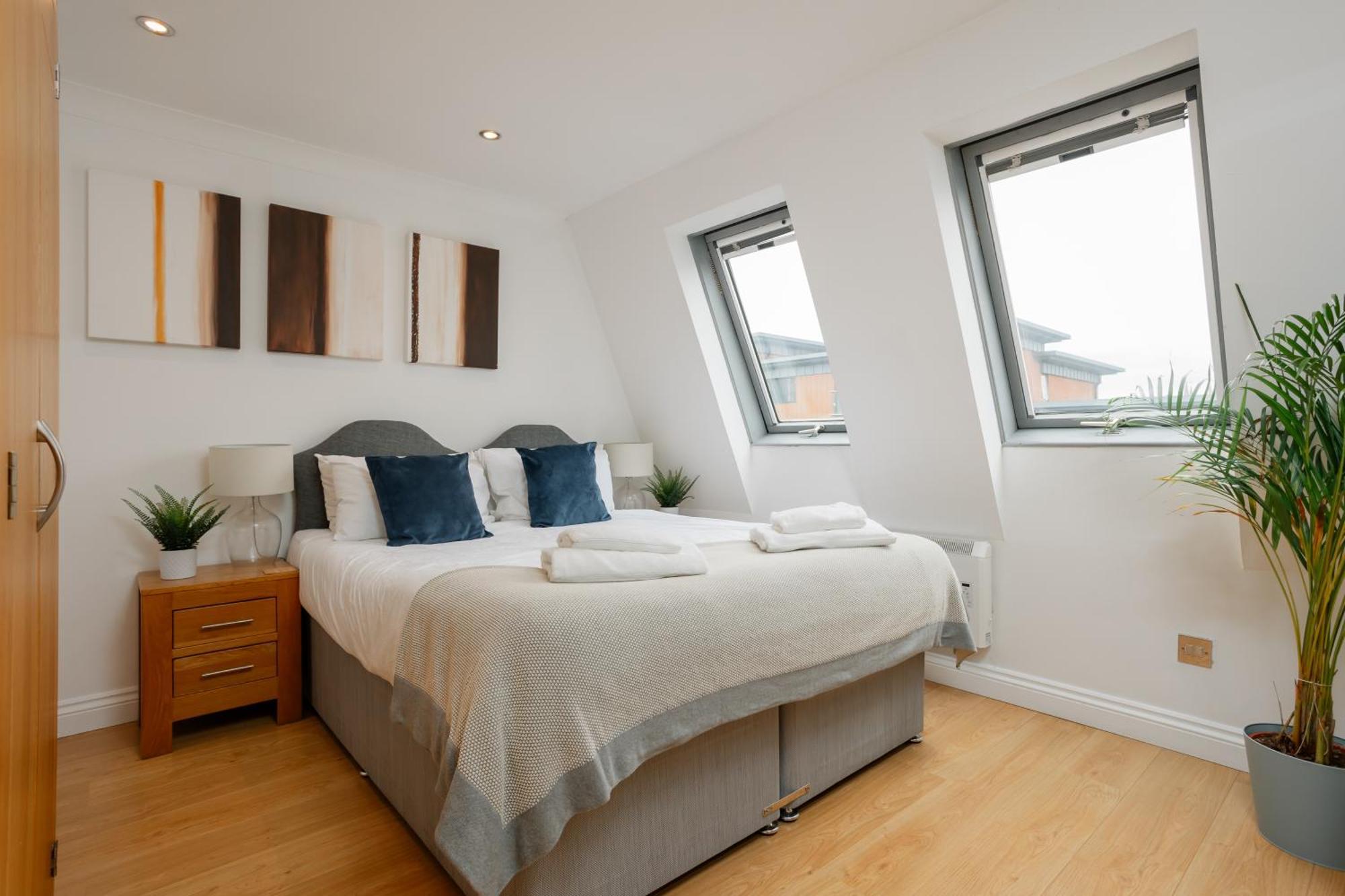 Starhost Residences - Central 3 Bed Apartment At Regents Court, Newbury นิวเบอรี ภายนอก รูปภาพ