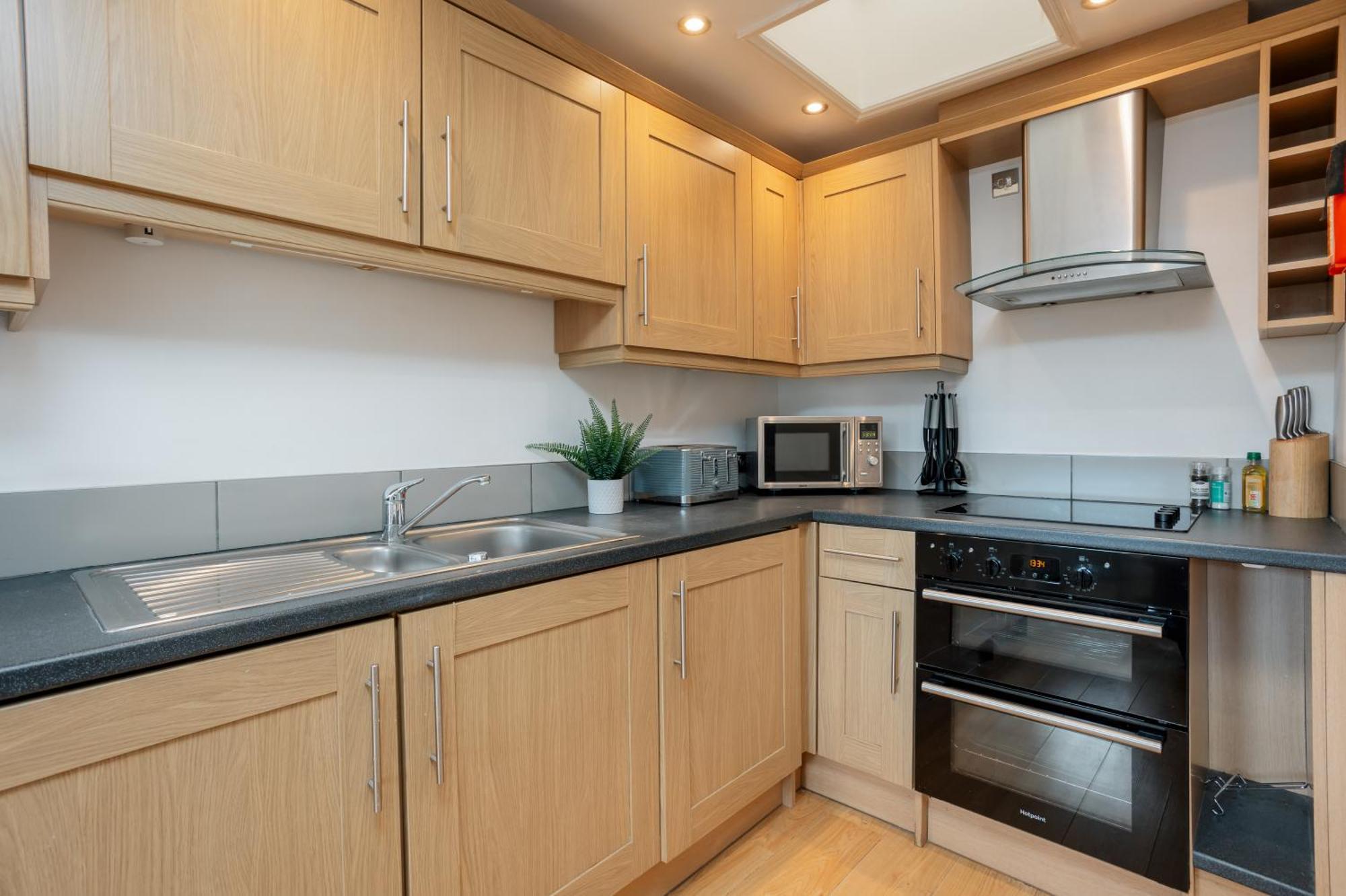 Starhost Residences - Central 3 Bed Apartment At Regents Court, Newbury นิวเบอรี ภายนอก รูปภาพ