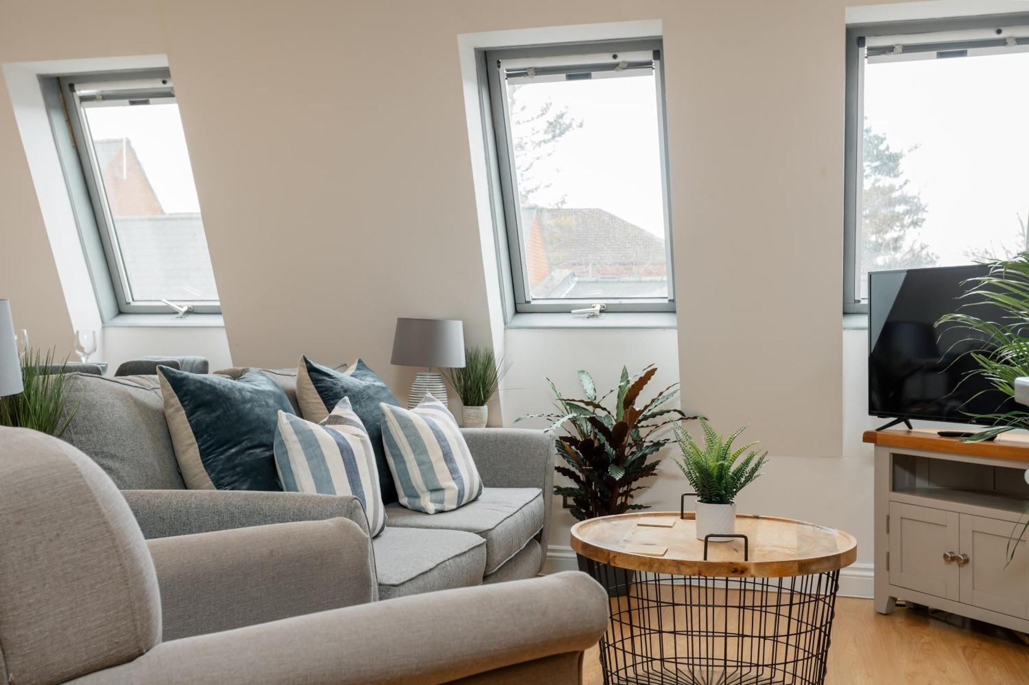 Starhost Residences - Central 3 Bed Apartment At Regents Court, Newbury นิวเบอรี ภายนอก รูปภาพ