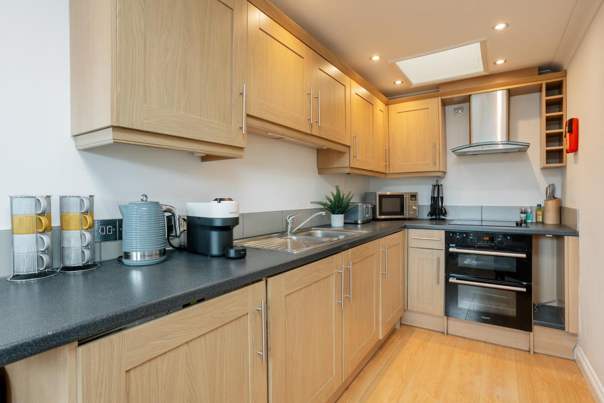 Starhost Residences - Central 3 Bed Apartment At Regents Court, Newbury นิวเบอรี ภายนอก รูปภาพ