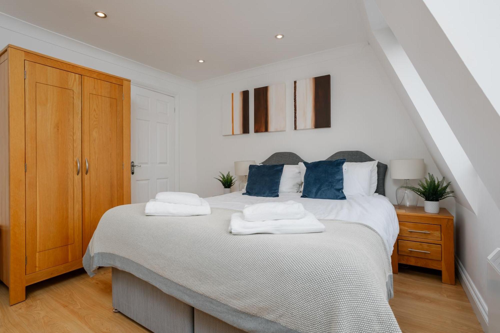 Starhost Residences - Central 3 Bed Apartment At Regents Court, Newbury นิวเบอรี ภายนอก รูปภาพ