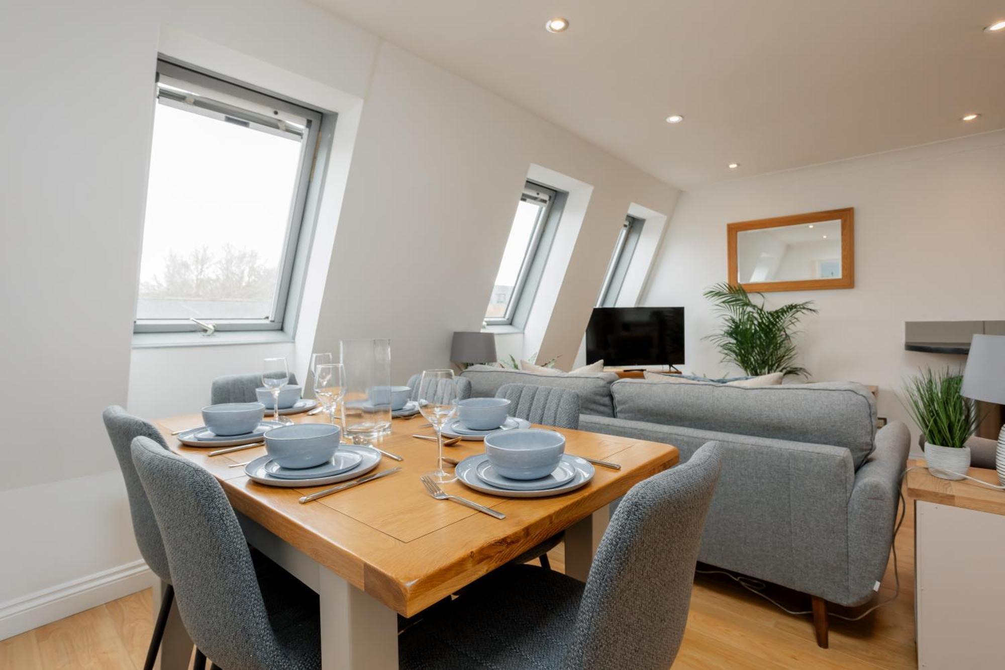 Starhost Residences - Central 3 Bed Apartment At Regents Court, Newbury นิวเบอรี ภายนอก รูปภาพ