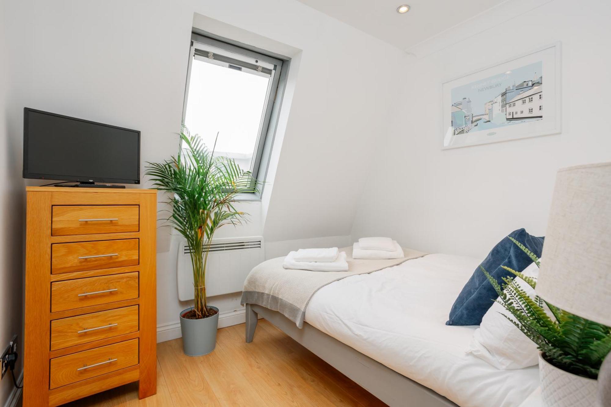 Starhost Residences - Central 3 Bed Apartment At Regents Court, Newbury นิวเบอรี ภายนอก รูปภาพ