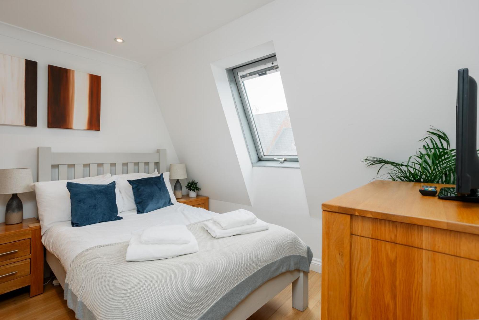 Starhost Residences - Central 3 Bed Apartment At Regents Court, Newbury นิวเบอรี ภายนอก รูปภาพ