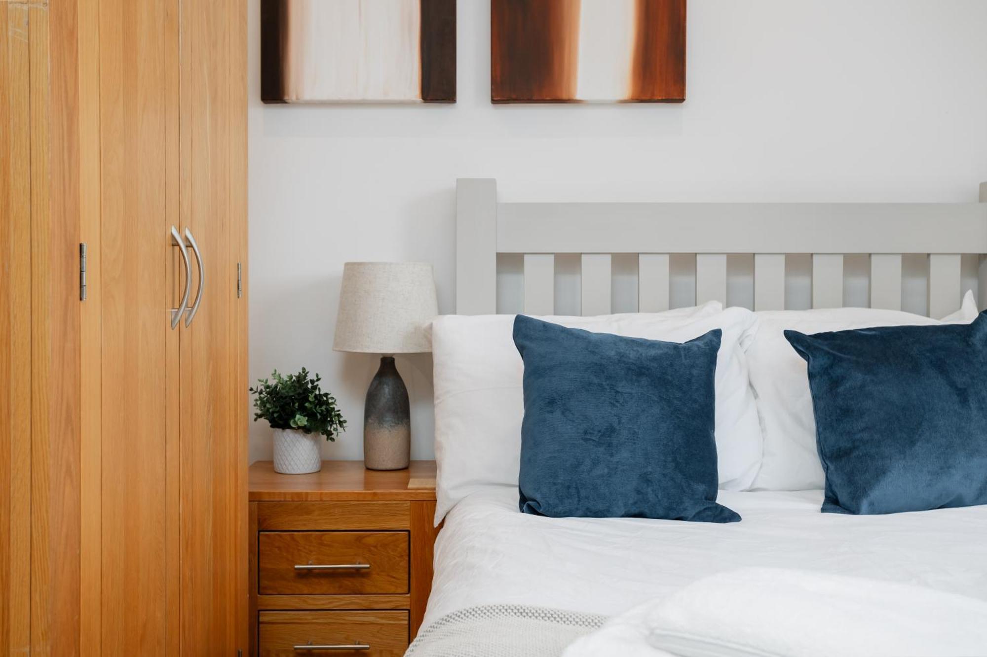 Starhost Residences - Central 3 Bed Apartment At Regents Court, Newbury นิวเบอรี ภายนอก รูปภาพ