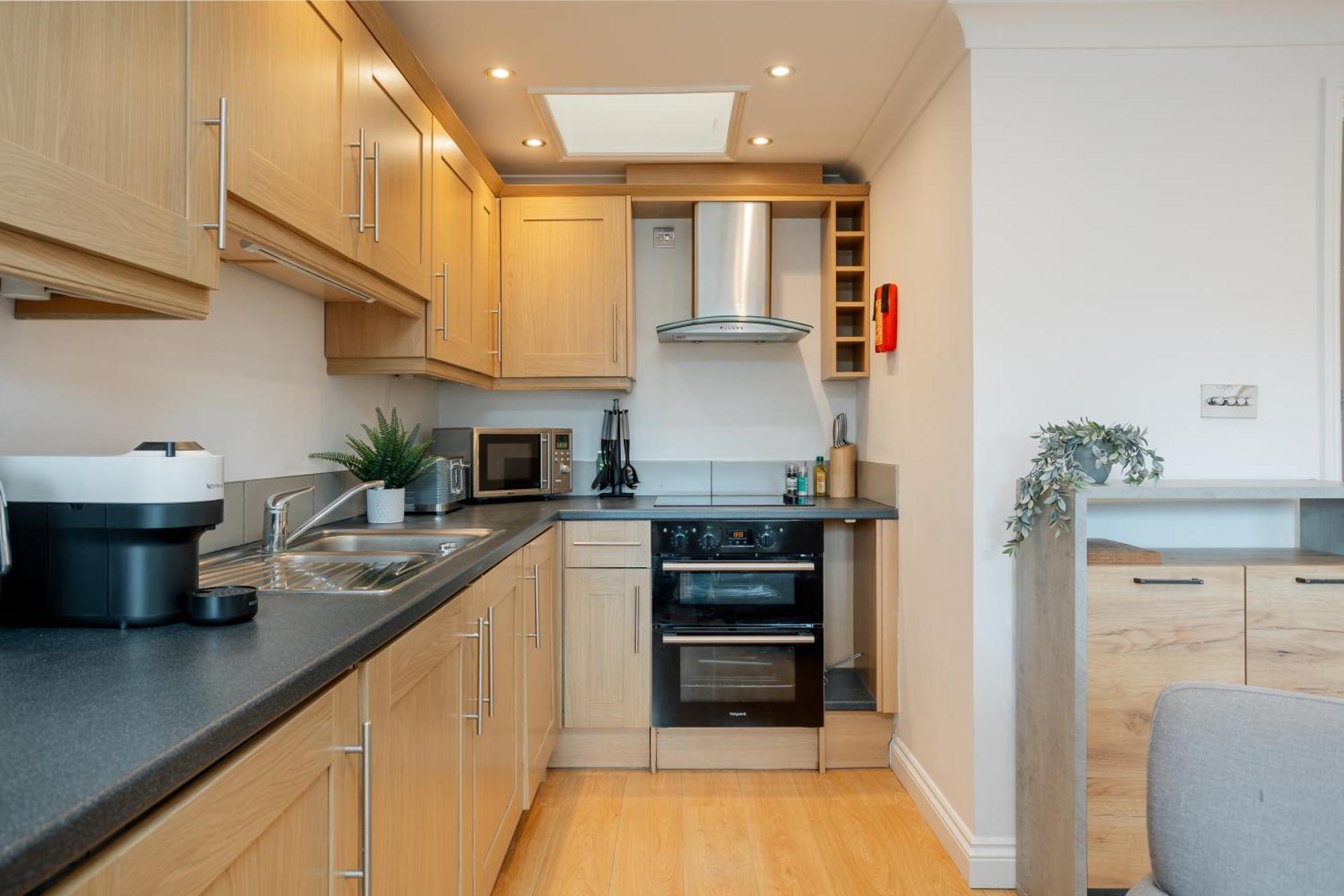 Starhost Residences - Central 3 Bed Apartment At Regents Court, Newbury นิวเบอรี ภายนอก รูปภาพ