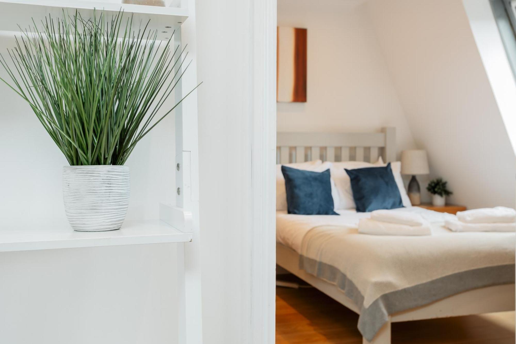 Starhost Residences - Central 3 Bed Apartment At Regents Court, Newbury นิวเบอรี ภายนอก รูปภาพ