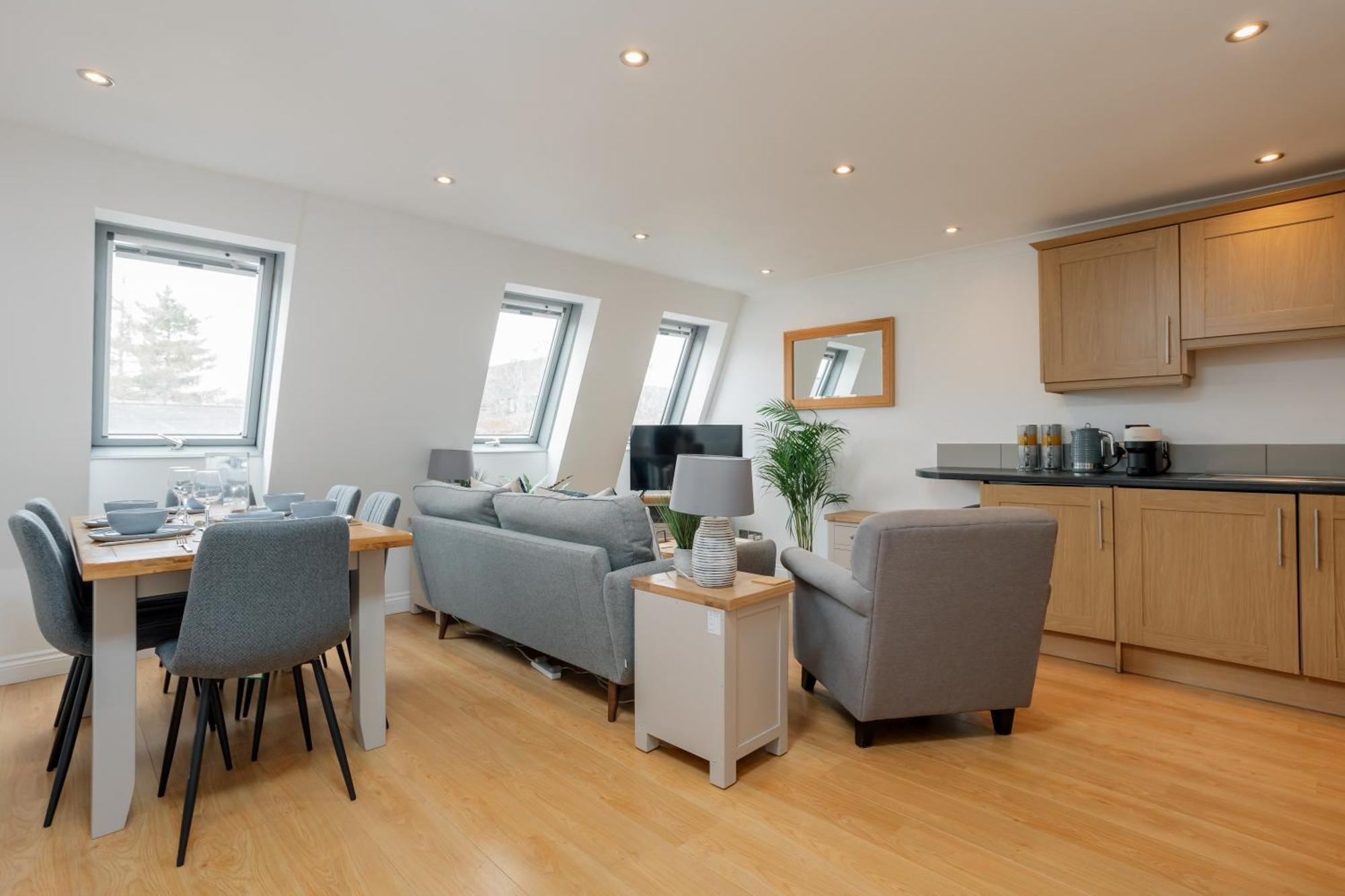 Starhost Residences - Central 3 Bed Apartment At Regents Court, Newbury นิวเบอรี ภายนอก รูปภาพ