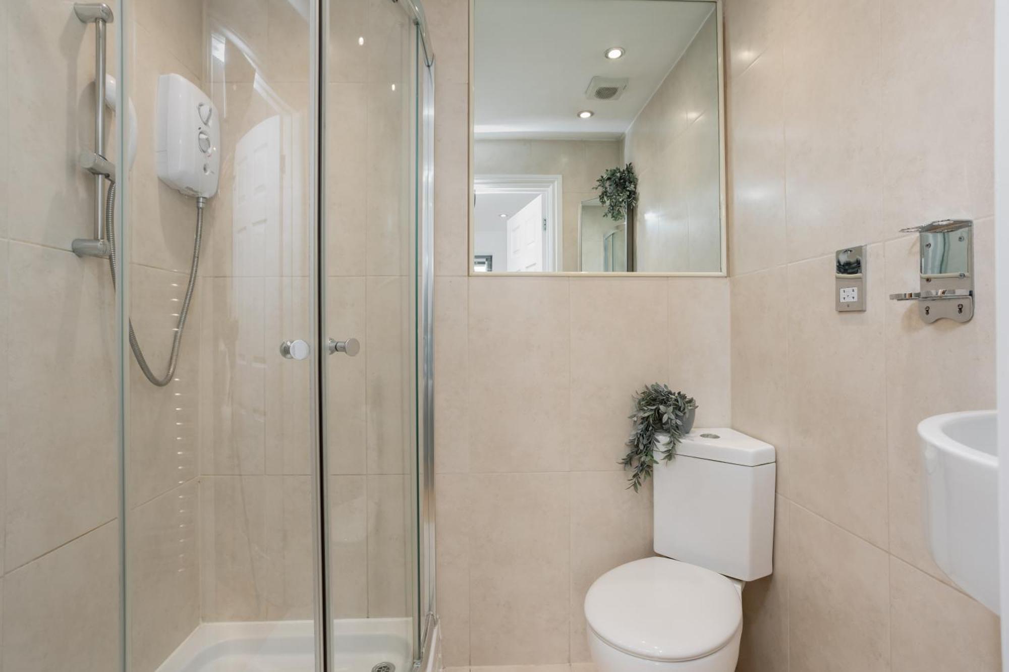Starhost Residences - Central 3 Bed Apartment At Regents Court, Newbury นิวเบอรี ภายนอก รูปภาพ