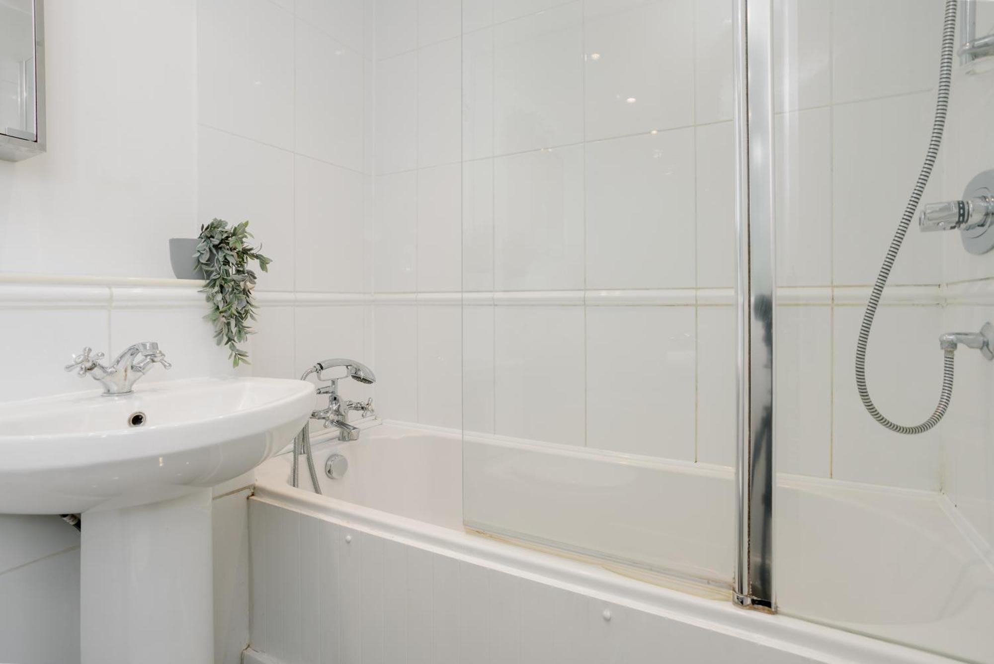 Starhost Residences - Central 3 Bed Apartment At Regents Court, Newbury นิวเบอรี ภายนอก รูปภาพ