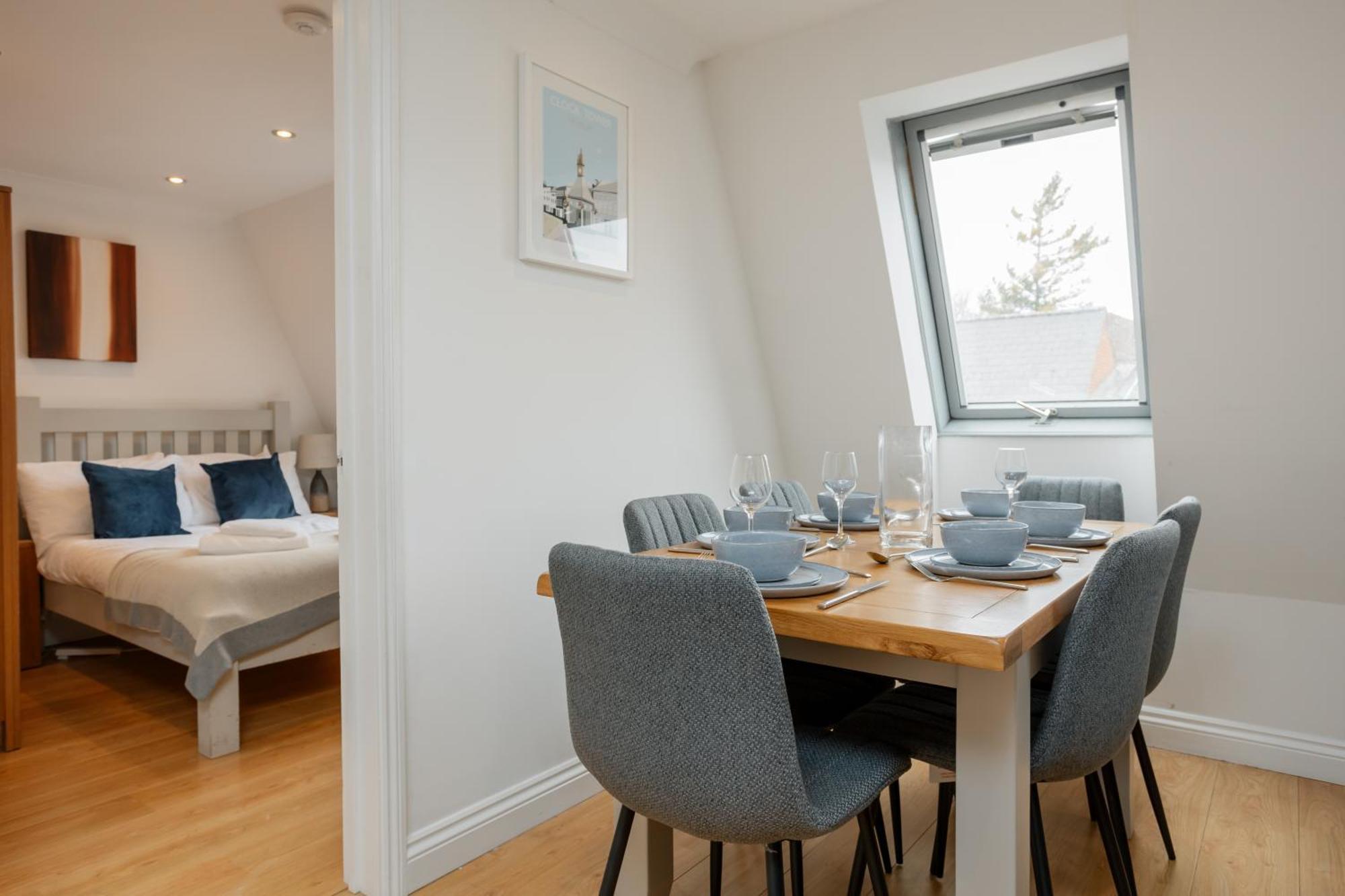 Starhost Residences - Central 3 Bed Apartment At Regents Court, Newbury นิวเบอรี ภายนอก รูปภาพ