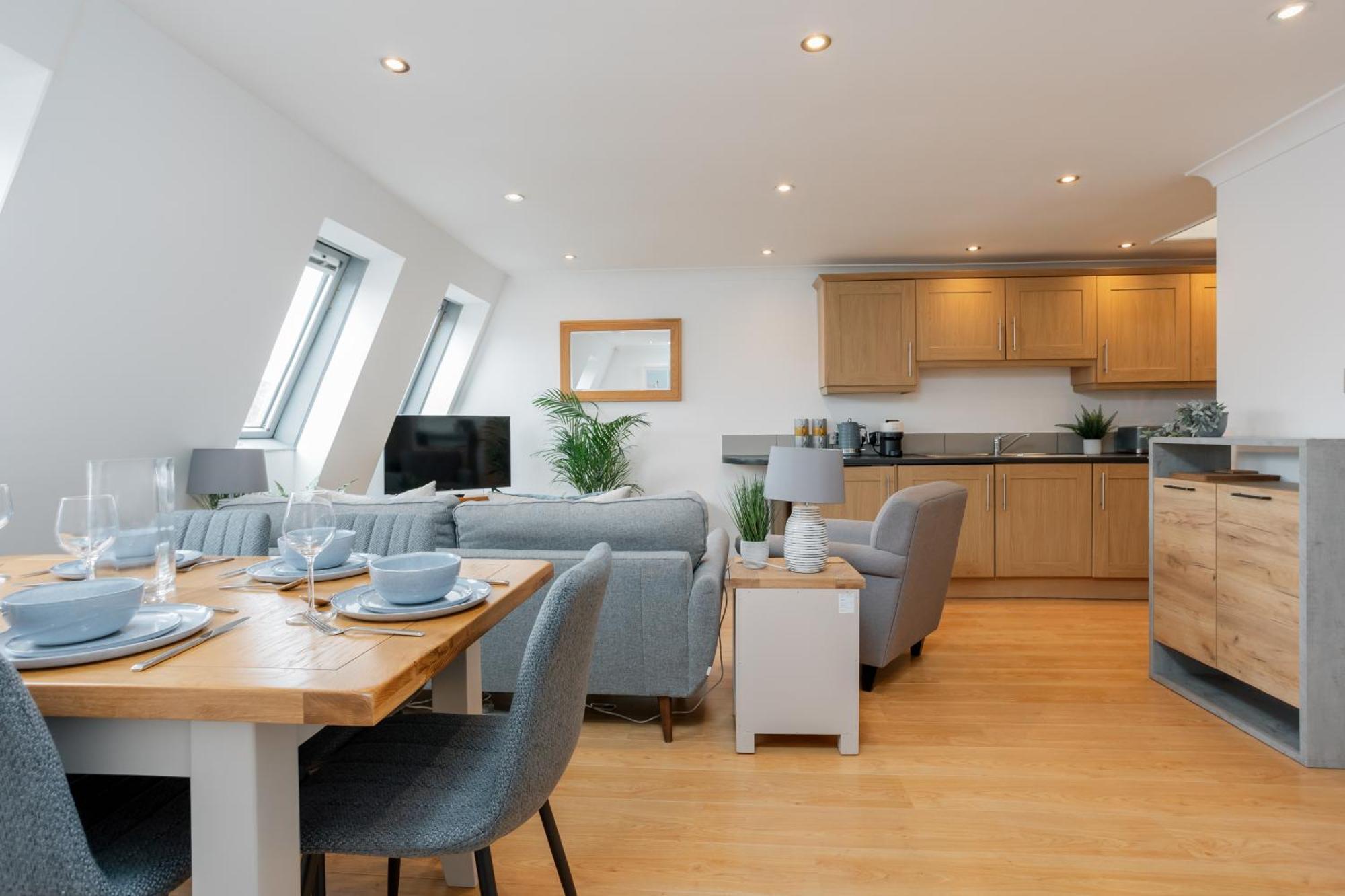 Starhost Residences - Central 3 Bed Apartment At Regents Court, Newbury นิวเบอรี ภายนอก รูปภาพ