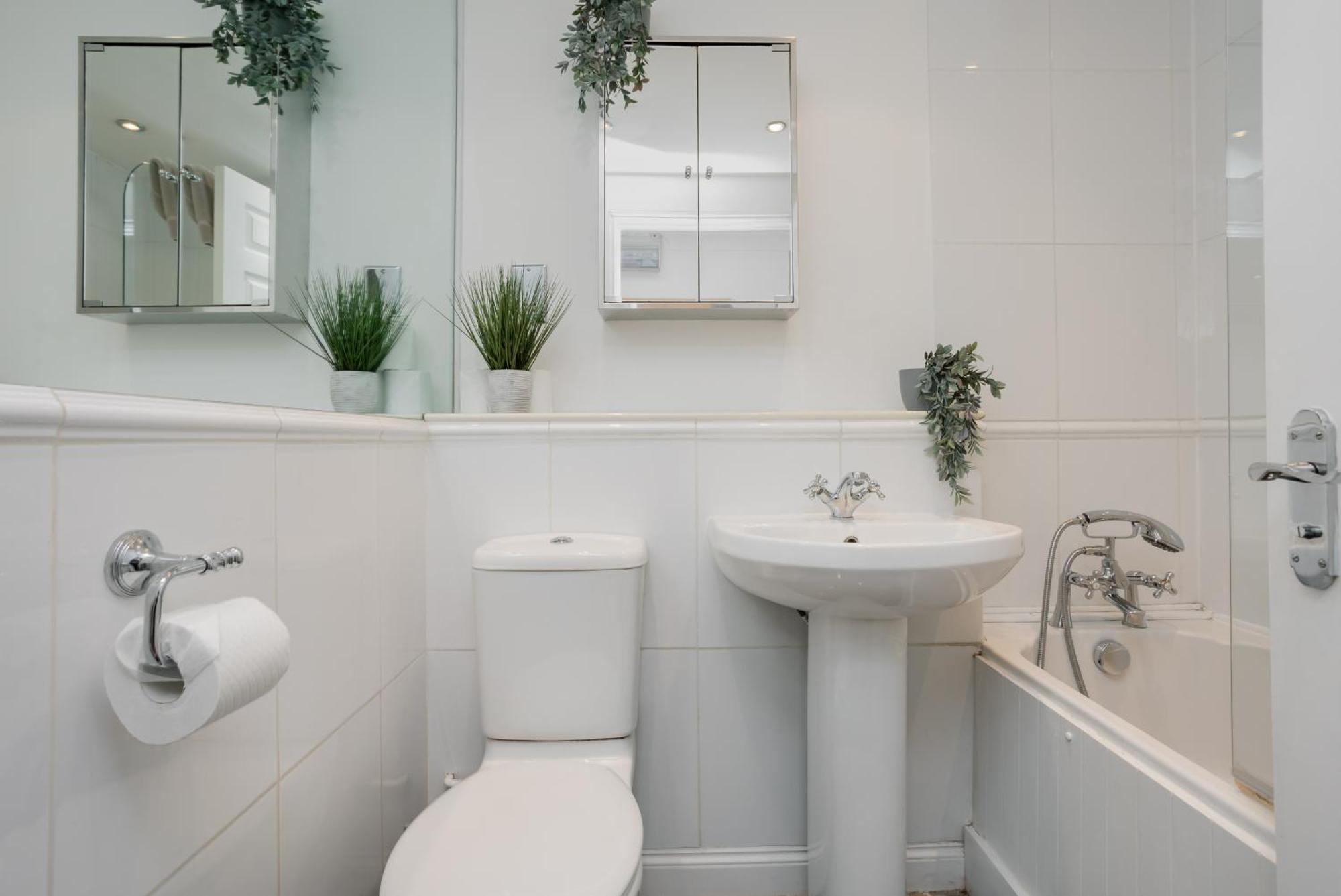 Starhost Residences - Central 3 Bed Apartment At Regents Court, Newbury นิวเบอรี ภายนอก รูปภาพ