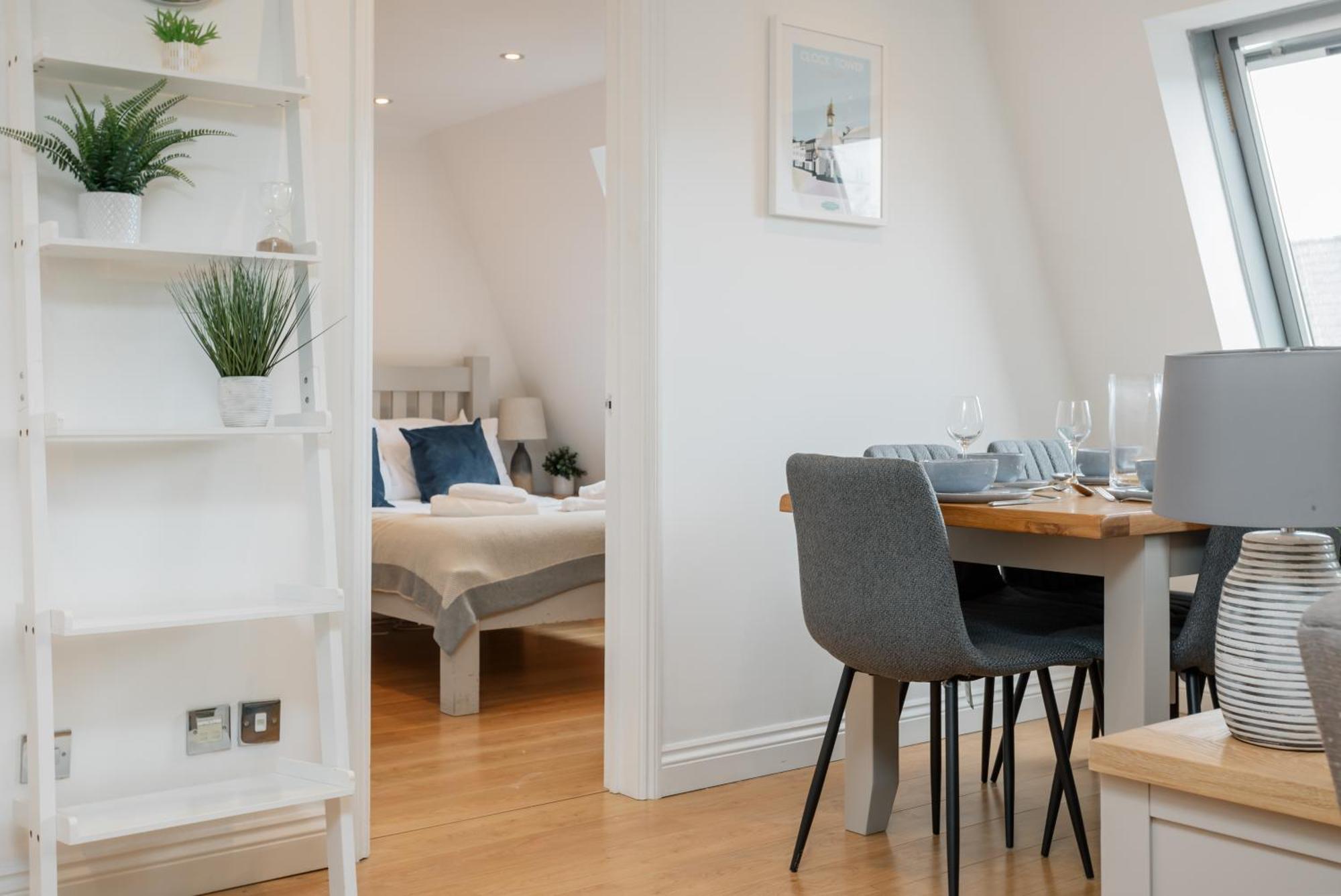 Starhost Residences - Central 3 Bed Apartment At Regents Court, Newbury นิวเบอรี ภายนอก รูปภาพ